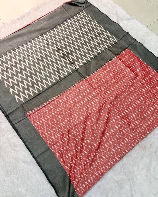 Pochampally Ikkat Handwoven Cotton Saree in Grey with Pink